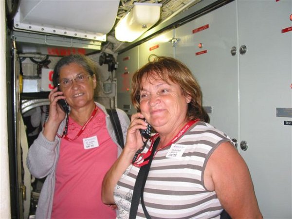 02-Voyage AREQ 2012.jpg - Francine Dumont et Marie-Marthe Bélanger attentives aux explications.