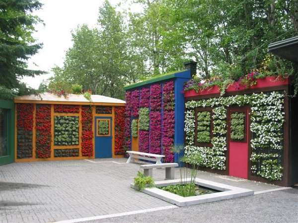 10-Voyage AREQ 2012.jpg - Entrée fleurie aux Jardins de Métis