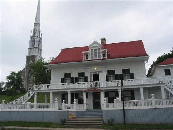 14-Voyage AREQ 2012.jpg - Maison Chapais et église de St-Denis de Kamouraska