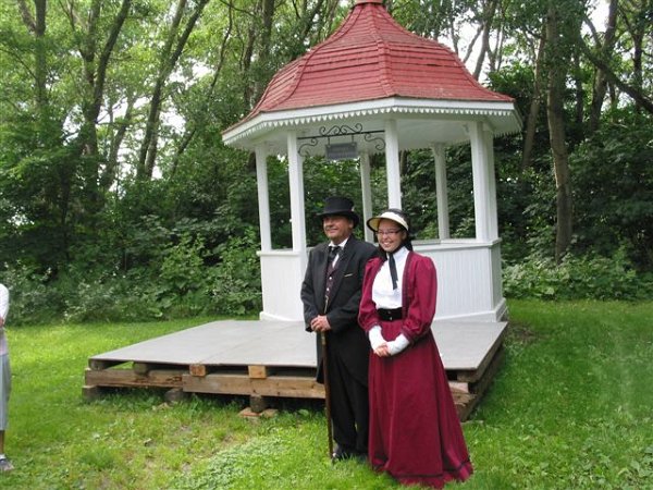 15-Voyage AREQ 2012.jpg - M. Chapais et l'une de ses filles dans les jardins oubliés.