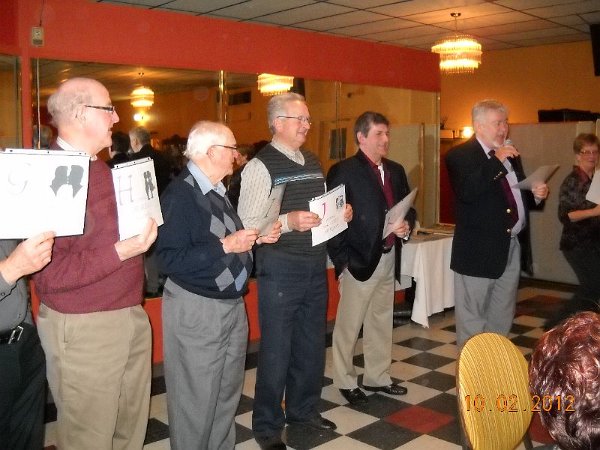 9dec2010_035.jpg - À droite, Roger Dussault au micro, bien à l'aise dans son rôle de président