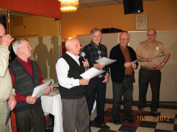 9dec2010_040.jpg - Gérard-Raymond Tremblay tente de charmer sa belle Laurette