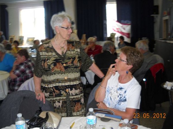 DSCN6848.jpg - Gilberte à l'affût d'informations auprès de Mme Irène Belleau