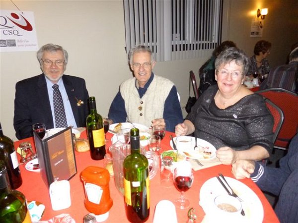 P1010025.JPG - Roger Dussault, prés.; Alain Hardy et conjointe