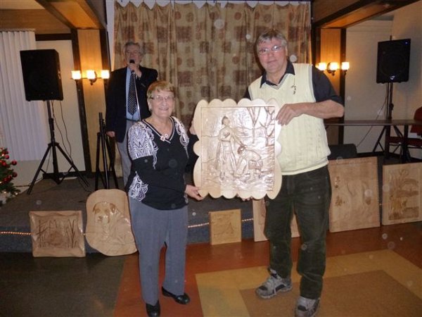 P1010029.JPG - Béatrice Barrette, gagnante de la sculpture offerte par Donald Beaumont