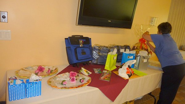 P1180980-001.JPG - Gisèle Defoy prépare la table des cadeaux du 25e