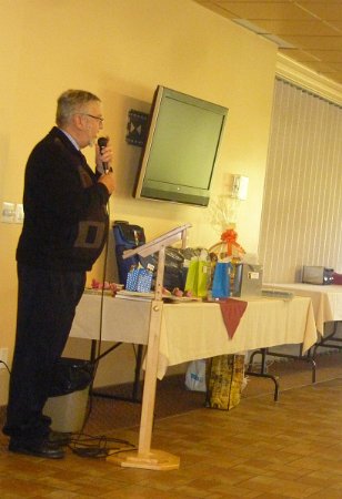 P1180982-001.JPG - Roger Dussault, président, souhaite la bienvenue.