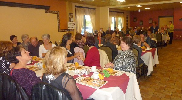 P1180983-001.JPG - Un premier aperçu des 70 personnes présentes.