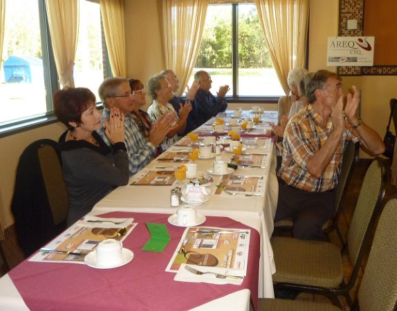 P1180984-001.JPG - Applaudissements pour la présence de la présidente régionale.