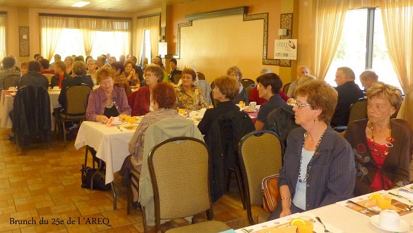 P1180985-001.JPG - Des gens à l'écoute...