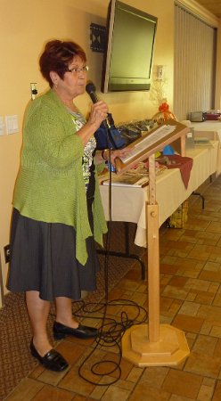 P1180999-001.JPG - Jacqueline Gignac a toujours une activité à proposer.