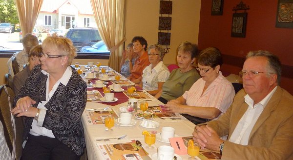 P1190001-001.JPG - Des visages intéressés...