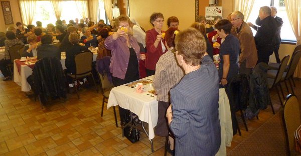 P1190006-001.JPG - On lève nos mimosas au 25e