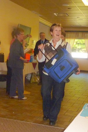 P1190014-001.JPG - Marguerite Bilodeau, heureuse de son cadeau.