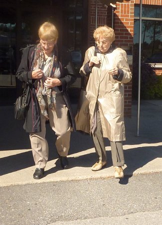 P1190019-001.JPG - Béatrice Barrette et Monique Barrette au départ.