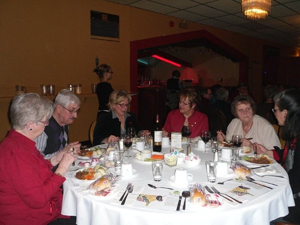 areq003.jpg - Mme Cantin et Roland Cantin, Marie Dubord, Réjeanne Martel, Chaude-Marie Scorsone et Francine Dumont.