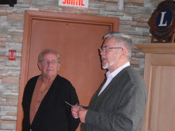 areq008.jpg - Roger Dussault remercie Réal Rivard, concepteur du site Web.