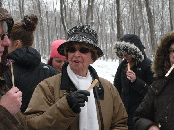 areq022.jpg - Murielle surprise en pleine dégustation.