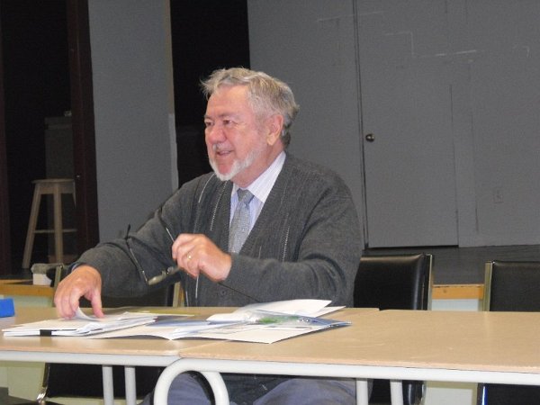 areq026.jpg - Roger mène la barque avec bonhomie