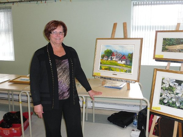 areq032.jpg - Lorraine Bussières, artiste gagnante 2012 pour sa peinture intitulée«nos vieilles maisons canadiennes»