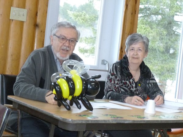 Deux abeilles en or!.JPG