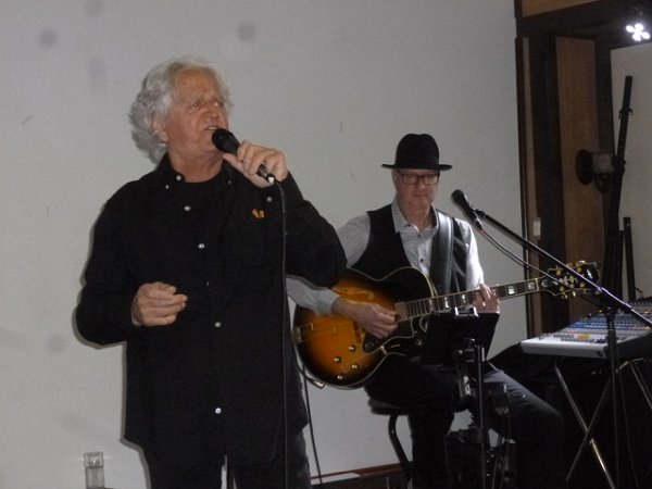 17-Marc Lepage chante Aznavour. C. Genest, mguitariste.jpeg